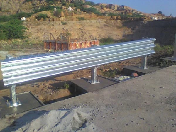 Thrie-beam crash barrier protecting a bridge approach