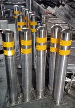 الأقماع المرورية - أقماع مرورية عالية الوضوح بارتفاع 750mm و1000mm، مصنوعة من مواد PVC والمطاط المتينة مع أطواق عاكسة لتحسين الرؤية الليلية.