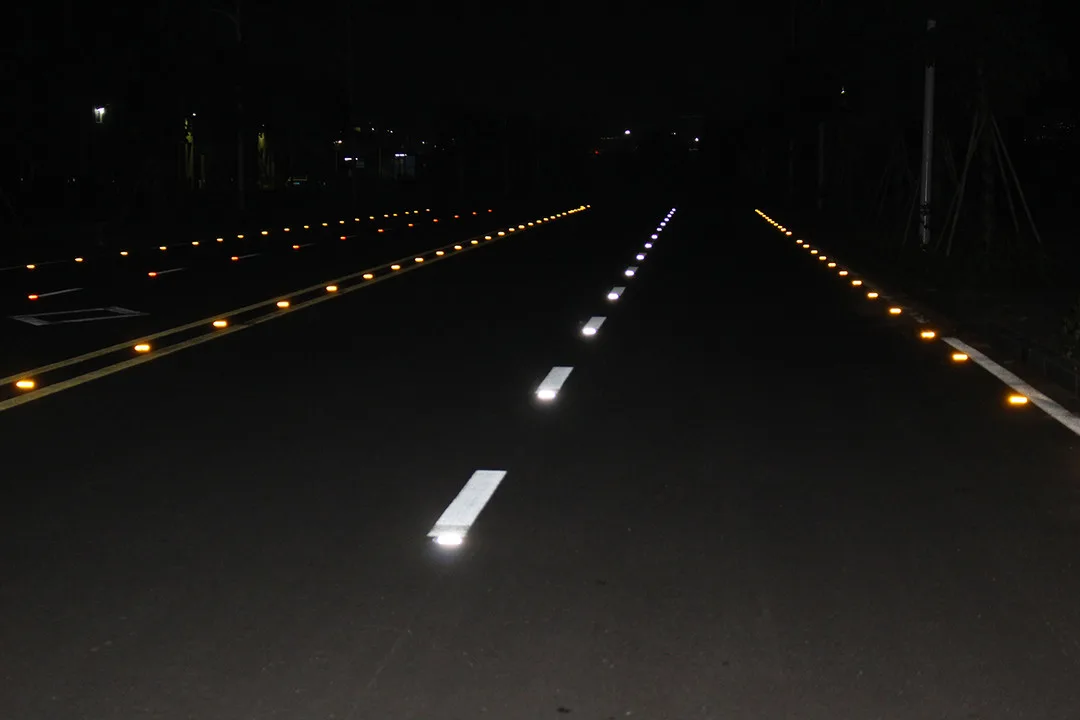 Plots solaires à LED éclairant les lignes de voie d'une autoroute la nuit